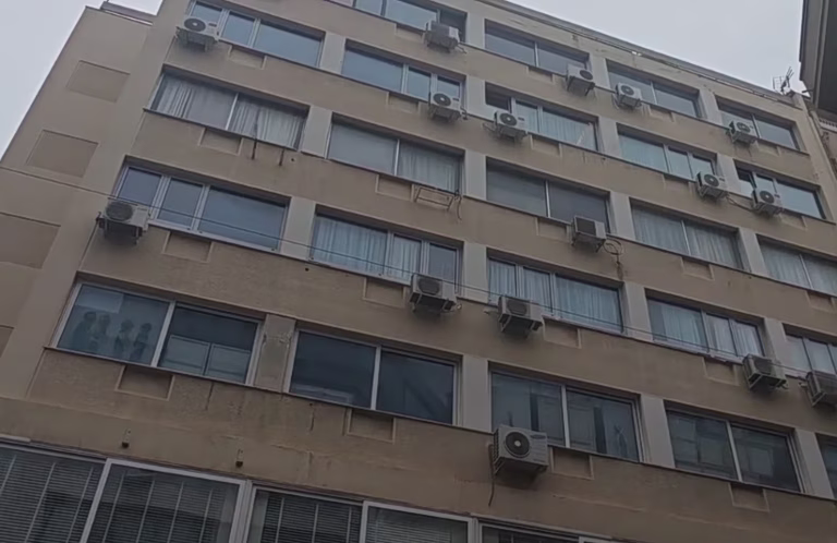 Αθήνα: Νεκρή γυναίκα σε ακάλυπτο πολυκατοικίας στο κέντρο  Τι ισχυρίστηκε ο άνδρας που ήταν μαζί της