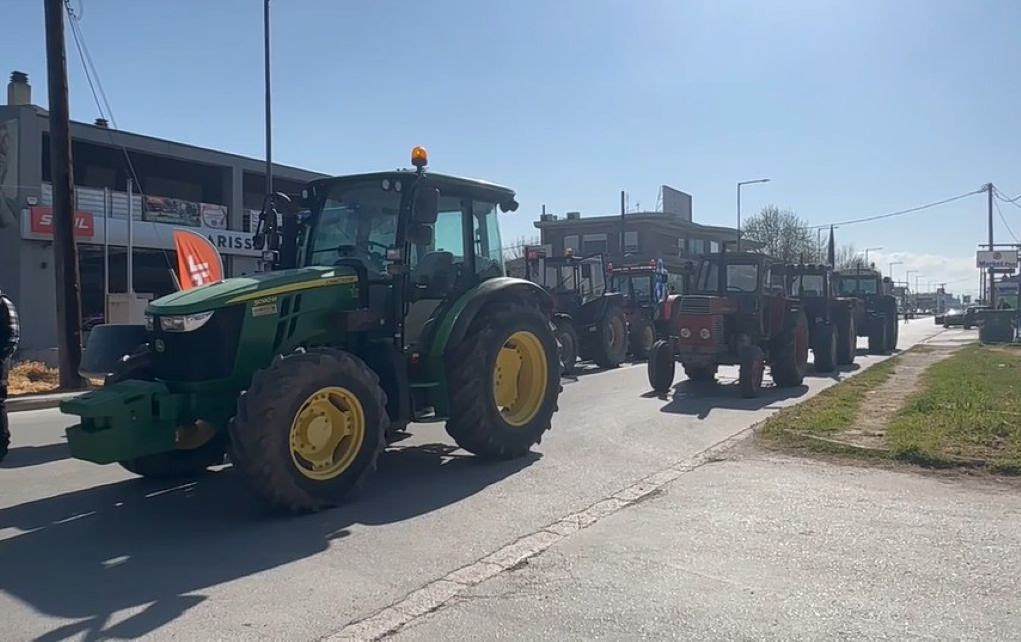 Αγρότες με τρακτέρ στη Λάρισα έξω από τον χώρο του Προσυνεδρίου της ΝΔ  Δέχθηκε να δει αντιπροσωπεία τους ο πρωθυπουργός