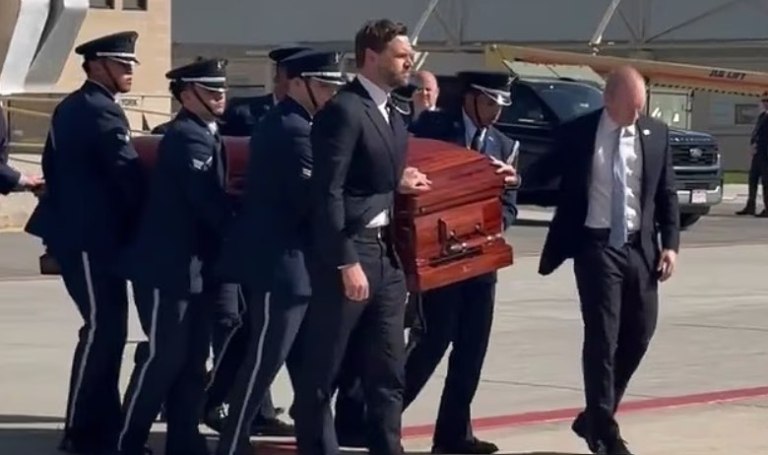 Τσάρλι Κερκ: Ο Βανς μετέφερε το φέρετρό του  Θα του απονεμηθεί το μετάλλιο της Ελευθερίας