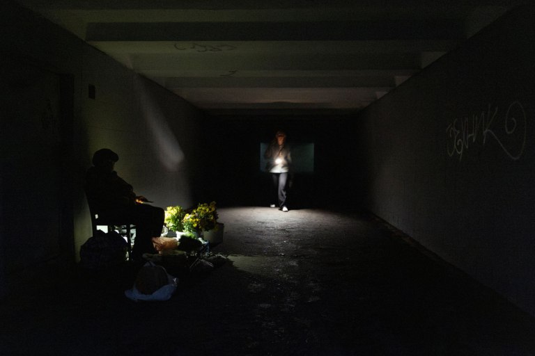 Χάρκοβο: Στο σκοτάδι συνοικίες της πόλης φρούριο  Σφυροκόπημα από ρωσικές δυνάμεις