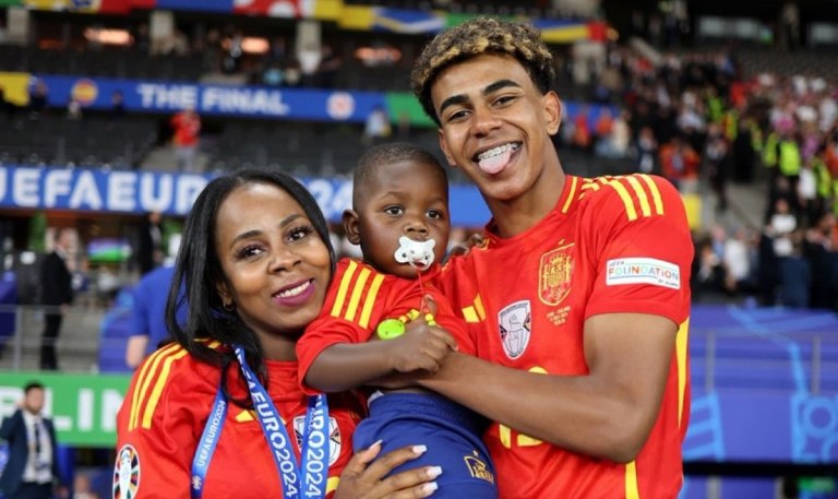 Η μητέρα του Γιαμάλ διοργανώνει χριστουγεννιάτικο γκαλά και χρεώνει την είσοδο 800 ευρώ! (pic)