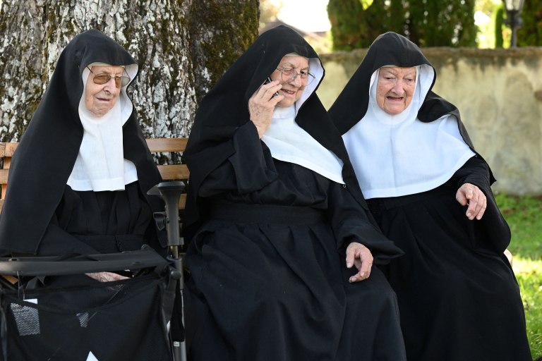 Καλόγριες φυγάδες και επαναστάτριες  Το έσκασαν από το γηροκομείο για να επιστρέψουν στο μοναστήρι τους