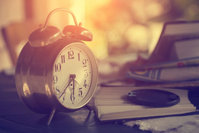 Αλλαγή ώρας 2026: Πότε χάνουμε μία ώρα ύπνου και τι σημαίνει για την υγεία μας