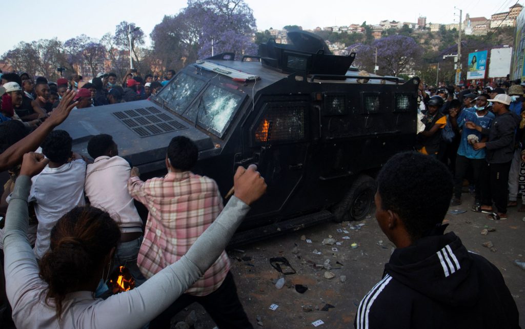 Ο πρωθυπουργός Ρατζοελίνα καταγγέλλει προσπάθεια ανατροπής του