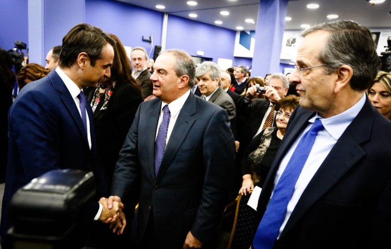 ΝΔ: Γέφυρες βιτρίνα από το Μαξίμου προς τον Σαμαρά