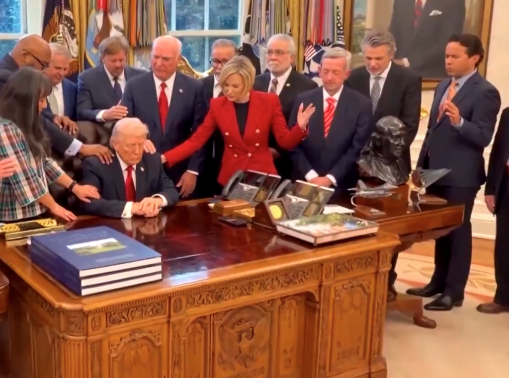 Vrial σκηνή: Ο Τραμπ προσεύχεται με πάστορες στον Λευκό Οίκο  για την επιτυχία στον πόλεμο του Ιράν