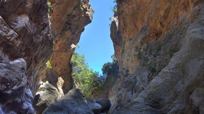 Κρήτη: Στο νοσοκομείο ο πεζοπόρος που ανασύρθηκε μετά από πτώση στο φαράγγι της Σαρακίνας