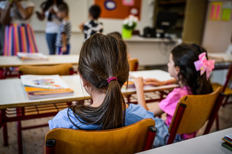 Φουντώνουν οι διαμαρτυρίες για τον κόφτη στα ολοήμερα σχολεία  Νέες κινητοποιήσεις από γονείς και δασκάλους