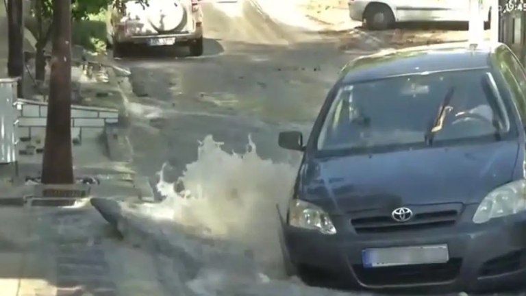 Βούλα: Αγωγός νερού έσπασε και δημιούργησε τρύπα σε δρόμο  Περιπέτεια για οδηγό αυτοκινήτου [βίντεο]