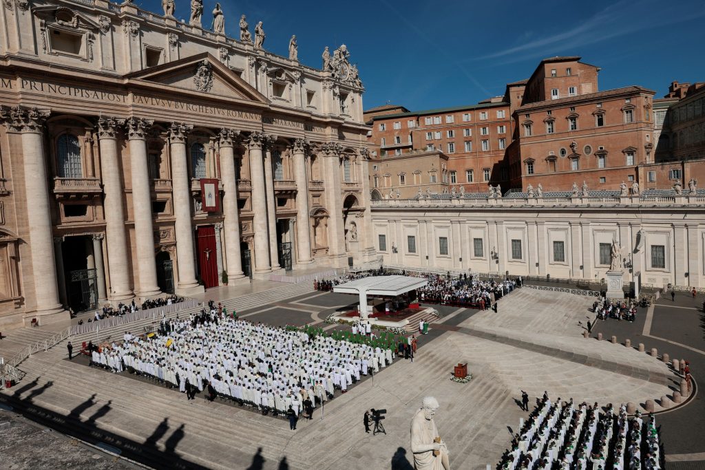 Σοκ στο Βατικανό: Ούρησε πάνω στην Αγία Τράπεζα της Βασιλικής του Αγίου Πέτρου (βίντεο)