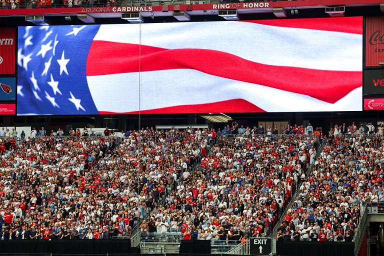 Τσάρλι Κερκ: Κατάμεστο το στάδιο State Farm στην κηδεία του στην Αριζόνα  Δρακόντεια τα μέτρα ασφαλείας