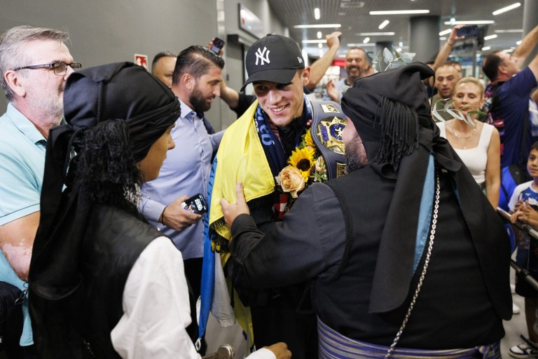 Γκρέμισαν το Μακεδονία: Η θριαμβευτική υποδοχή με ποντιακούς χορούς του Γιώργου Κουγιουμτσίδη (vid)