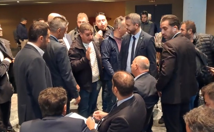 Ένταση μεταξύ αγροτών και του υπουργού Κώστα Τσιάρα στη Λιβαδειά (video)