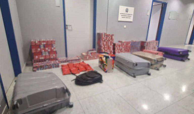 Συνελήφθη 19χρονος στο Ελ. Βενιζέλος με 4.650 λαθραία πακέτα τσιγάρα στις αποσκευές του