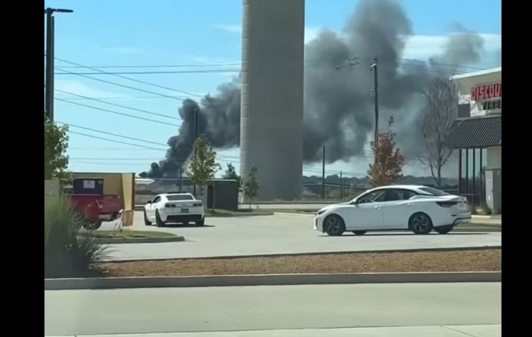 Συντριβή αεροσκάφους στο Τέξας  Έπεσε πάνω σε οχήματα