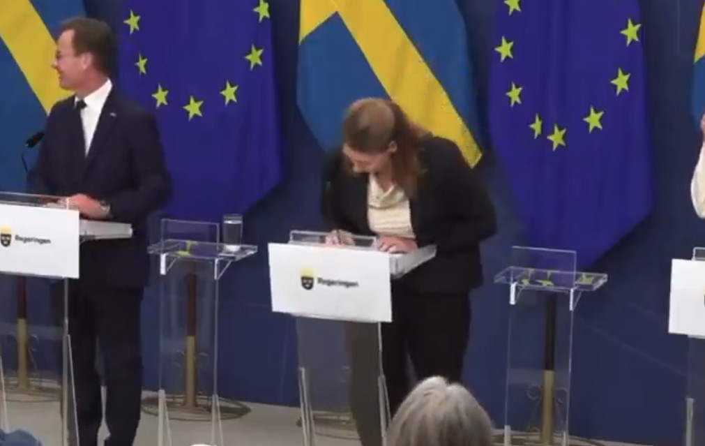 Σουηδία: Κατέρρευσε η νέα υπουργός Υγείας στην πρώτη της εμφάνιση (video)