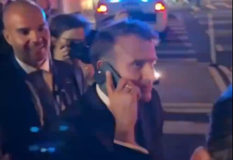 Σταμάτησαν τον Μακρόν στον δρόμο για να περάσει η αυτοκινητοπομπή του Τραμπ  Δείτε βίντεο