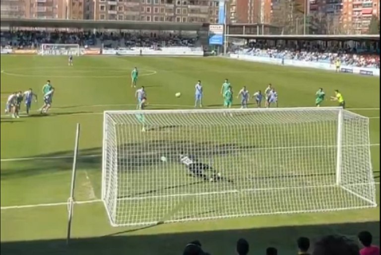 Ισπανία: Εκτέλεσε πέναλτι κι έστειλε τη μπάλα στο υπερπέραν! (vid)