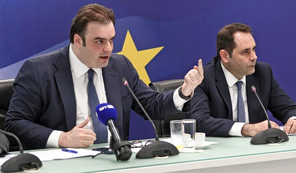 Καύσιμα: Γιατί η κυβέρνηση επιλέγει επιδοτήσεις αντί για μείωση φόρου