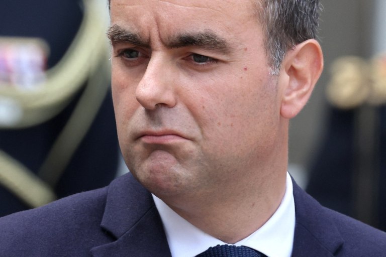 Όλο και πιο μόνος ο Σεμπαστιάν Λεκορνί