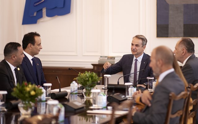 Συνάντηση Κ. Μητσοτάκη με τον γιο του στρατάρχη Χαφτάρ στο Μαξίμου