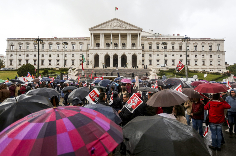 Παρέλυσε το Δημόσιο στην Πορτογαλία  Γιατί απεργούν οι υπάλληλοι;