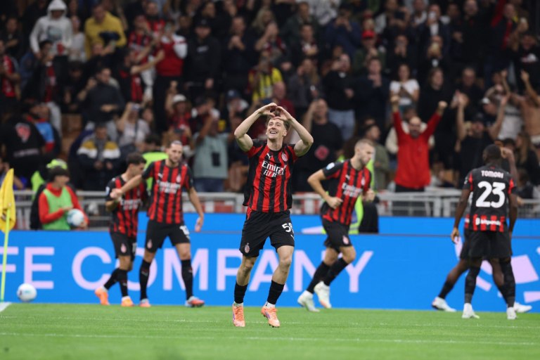 Μίλαν  Νάπολι 2-1: Άντεξε και ανέβηκε στην κορυφή