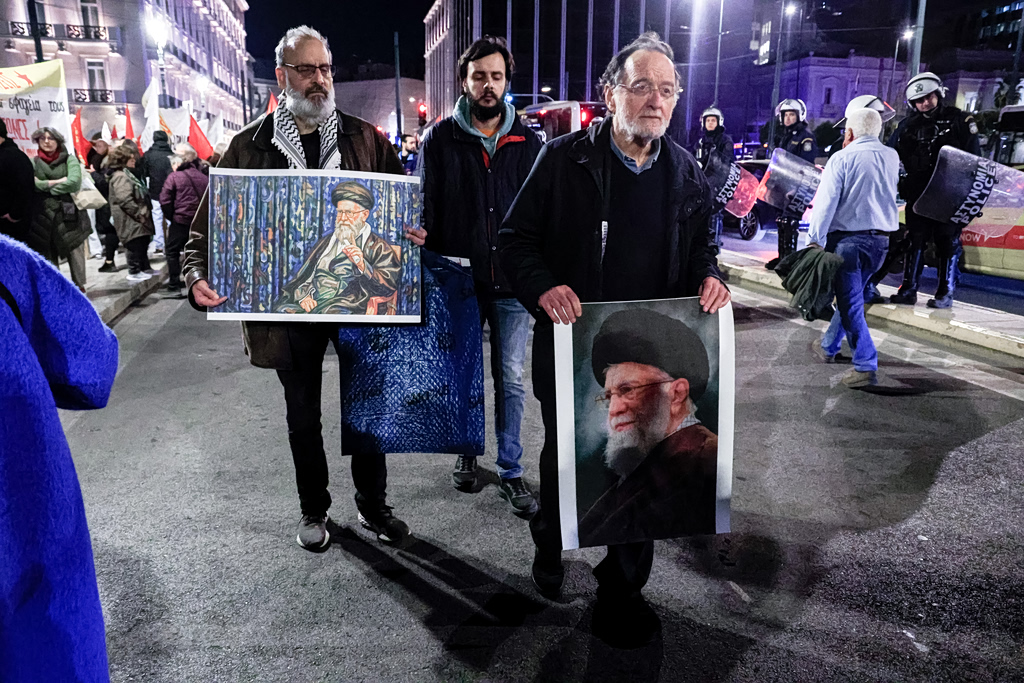 Η απάντηση Ιρανής στον Λαφαζάνη για το πλακάτ με τον Χαμενεΐ: Γιατί δεν πήρε και του Χίτλερ;