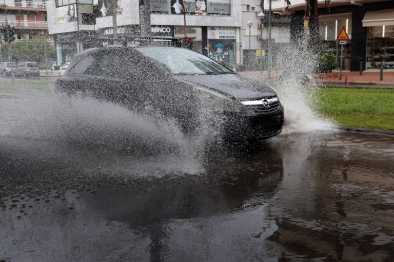 Καιρός  Barbara: Καμπανάκι για  βροχές, καταιγίδες και ισχυρούς ανέμους