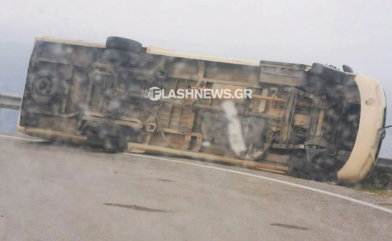 Χανιά: Ανετράπη λεωφορείο