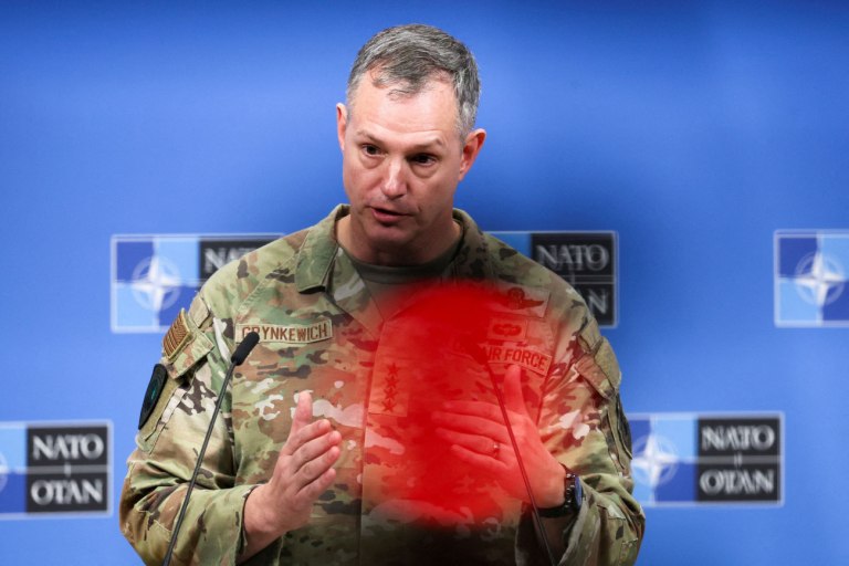 Αντί για το τέλος του πολέμου, περαιτέρω εμπλοκή του ΝΑΤΟ  Τι ζητά ο Τραμπ που βλέπει ευκαιρία για μπίζνες