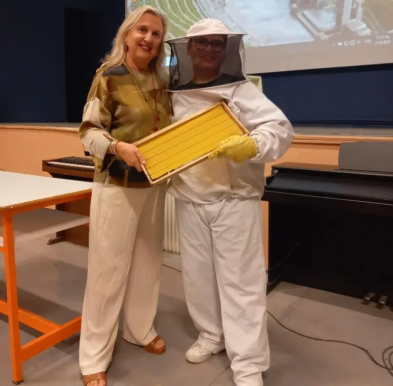 Μαθητής με μεράκι για τις μέλισσες εμπνέει τους συμμαθητές του