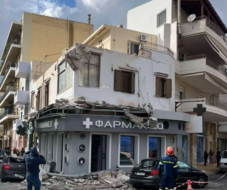 Κατέρρευσε μπαλκόνι στο Λαύριο  Σοβαρές υλικές ζημιές