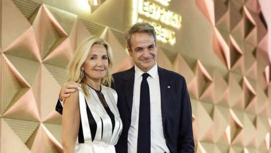 Κυριάκος Μητσοτάκης  Μαρέβα Γκραμπόφσκι: Κομψή κοινή εμφάνιση στα λαμπερά εγκαίνια του Grand Egyptian Museum