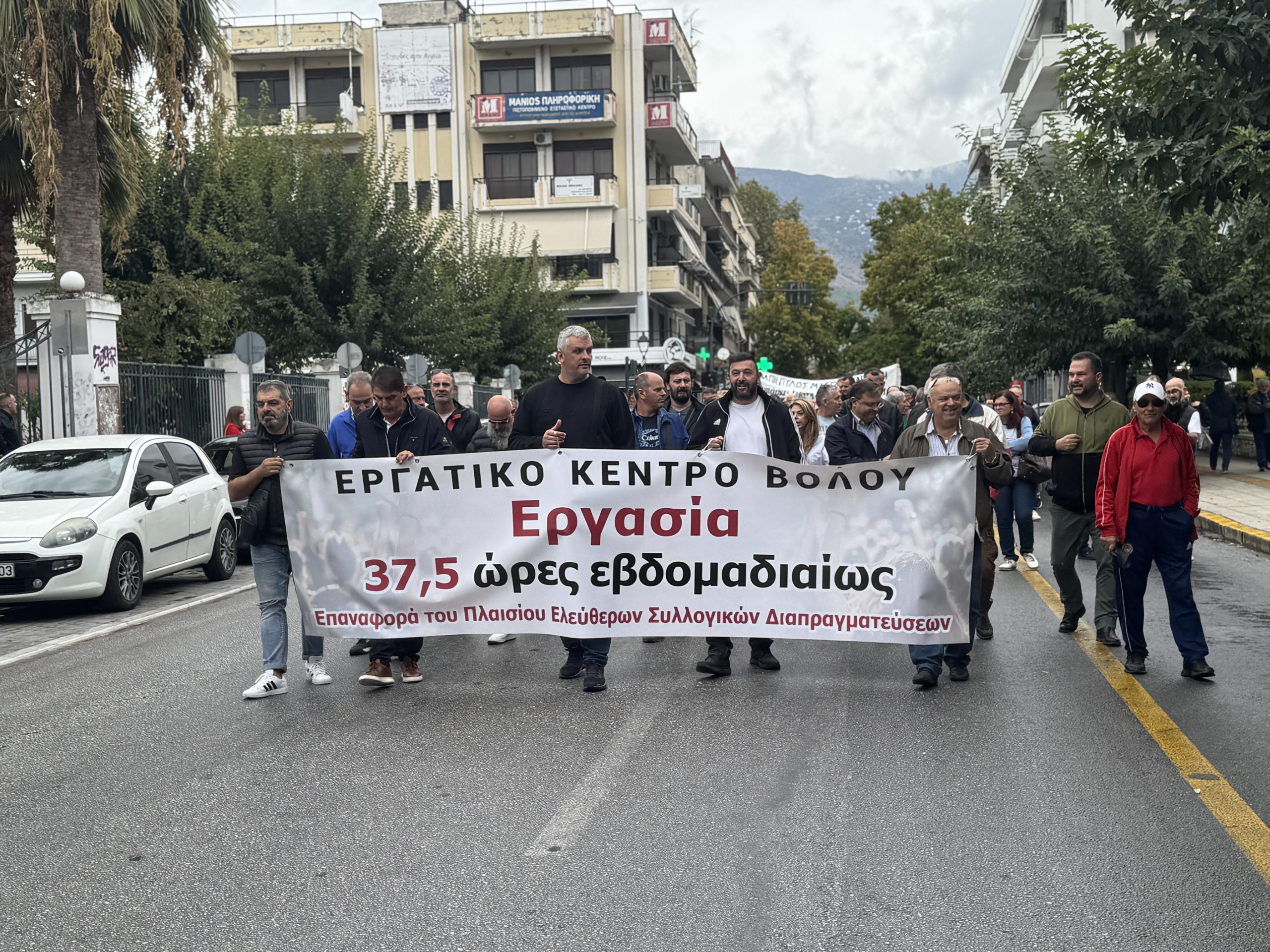Υπό βροχή η απεργιακή συγκέντρωση στον Βόλο   Συνδικάτα κατά του 13ωρου