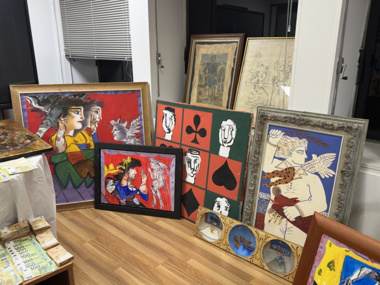 Αυτοί είναι οι πλαστοί πίνακες και τα κειμήλια που έκαψαν τον Γιώργο Τσαγκαράκη  Δίωξη για 4 κακουργήματα σε βάρος του