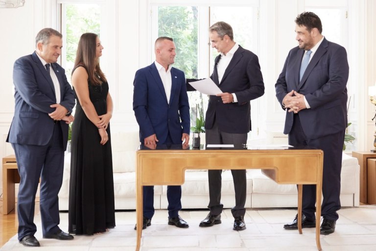 Γκόγκα Λεντιάν: Τιμητική πολιτογράφηση του ήρωα της Αράχθου στο Μέγαρο Μαξίμου