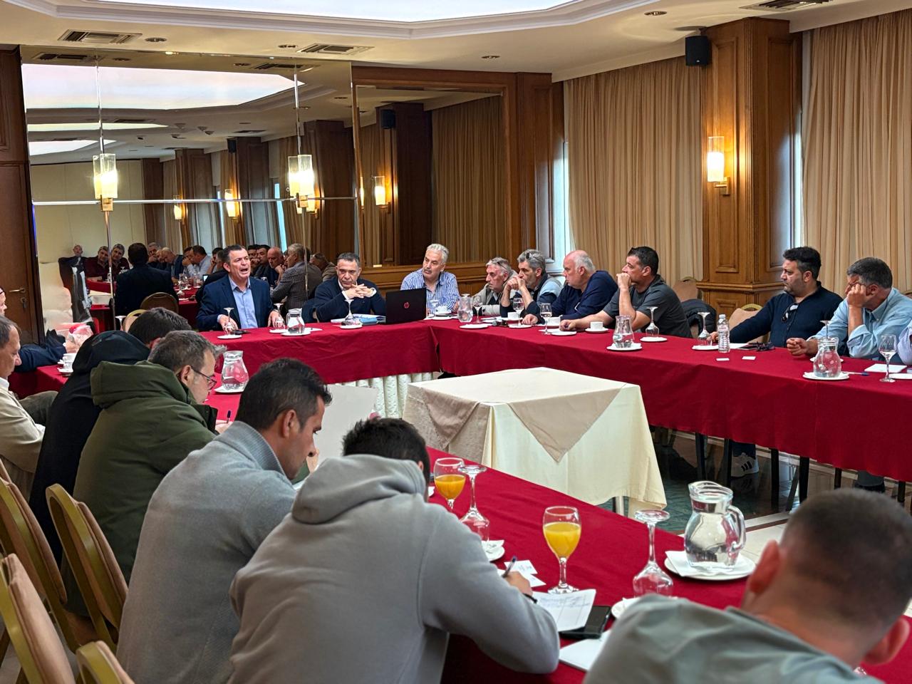 Διάλογο με τους αγρότες για