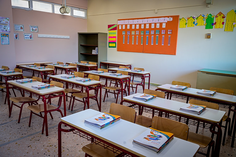 Πανικός σε σχολείο στην Εύβοια: Φωτιστικό οροφής έπεσε και τραυμάτισε μαθήτρια