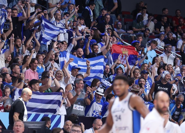 Η μάχη της κερκίδας στο Ελλάδα  Τουρκία: Πόσοι Έλληνες και Τούρκοι φίλαθλοι θα είναι στο στάδιο (vid)