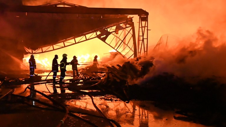 Δύσκολη νύχτα στο Μενίδι: Μαίνεται η φωτιά στο εργοστάσιο ξυλείας  Κάηκε ολοσχερώς βιοτεχνία υποδημάτων