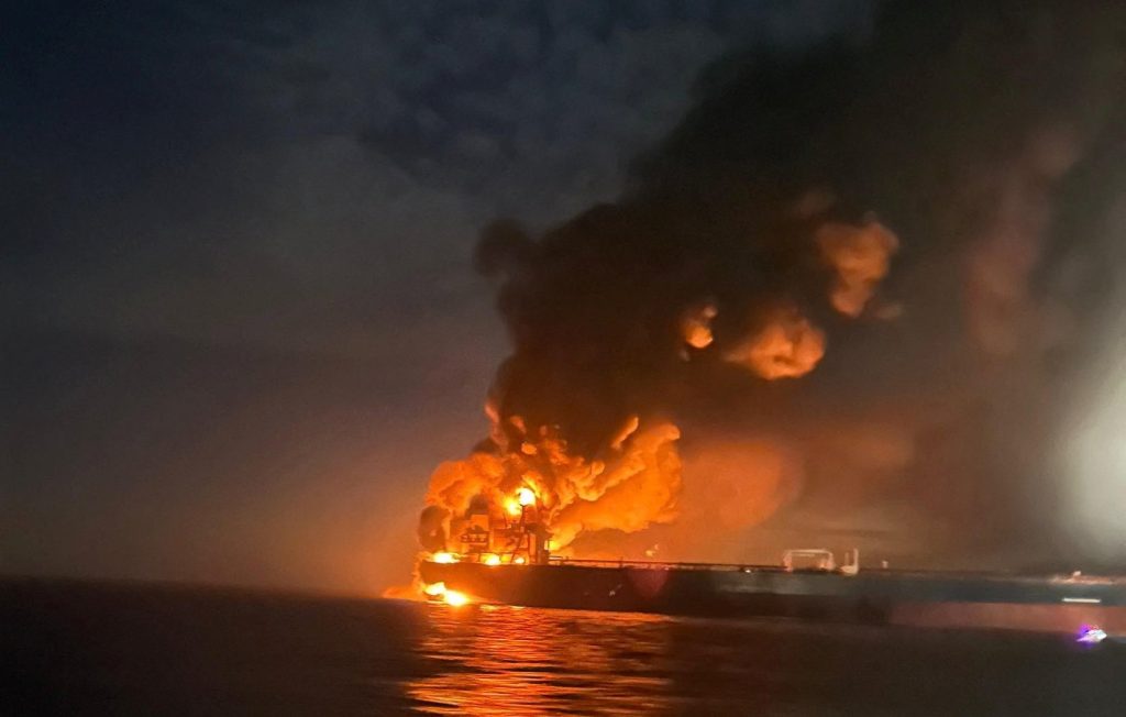 Βλήμα χτύπησε πλοίο στα Στενά του Ορμούζ  Το πλήρωμα εγκατέλειψε το σκάφος