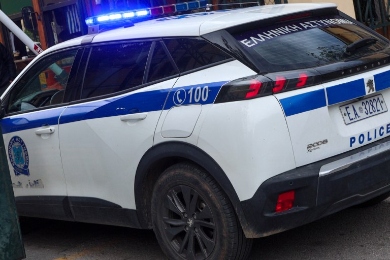 Θεσσαλονίκη: Αυτοκίνητο-γιάφκα με καλάσνικοφ, πιστόλια, εκρηκτικά και 27 κιλά χασίς εντοπίστηκε στην Πυλαία