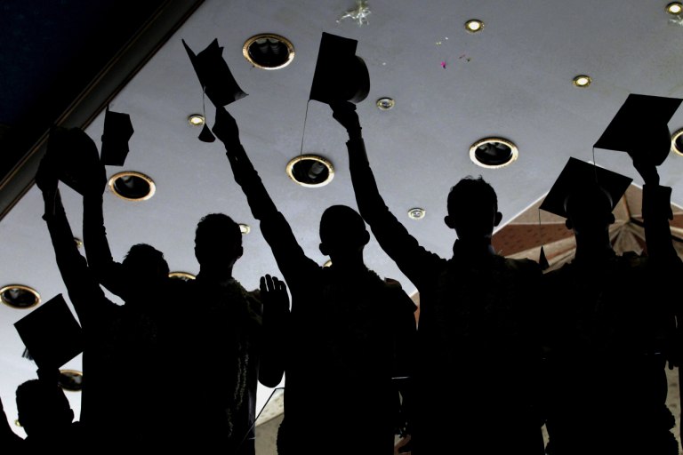 Νέοι εκτός εργασίας και εκπαίδευσης: Γιατί η Ελλάδα εκδικείται τους πτυχιούχους