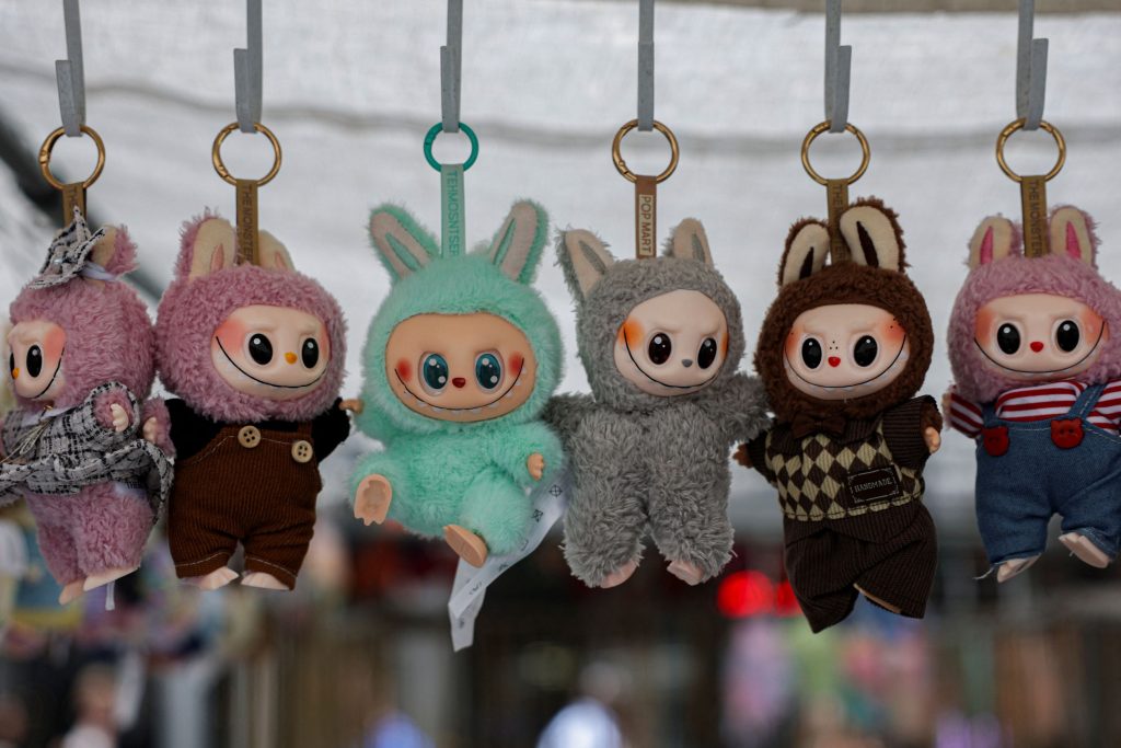 Αιματοβαμμένο συμβόλαιο για να αποκτήσει τεράστια συλλογή Labubu