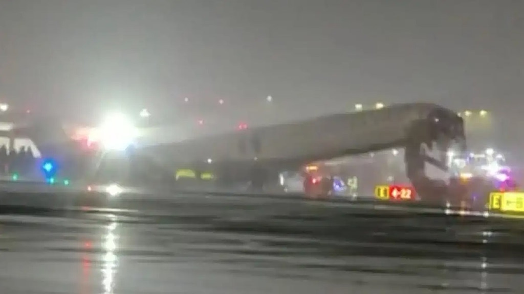 Νέα Υόρκη: Αεροπλάνο συγκρούστηκε με πυροσβεστικό στο αεροδρόμιο LaGuardia  Αναφορές για τραυματίες