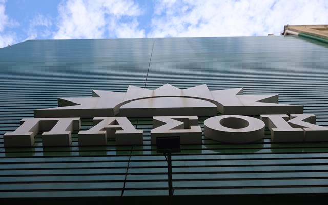 ΠΑΣΟΚ: Σε εμφανή πολιτική αμηχανία ο πρωθυπουργός