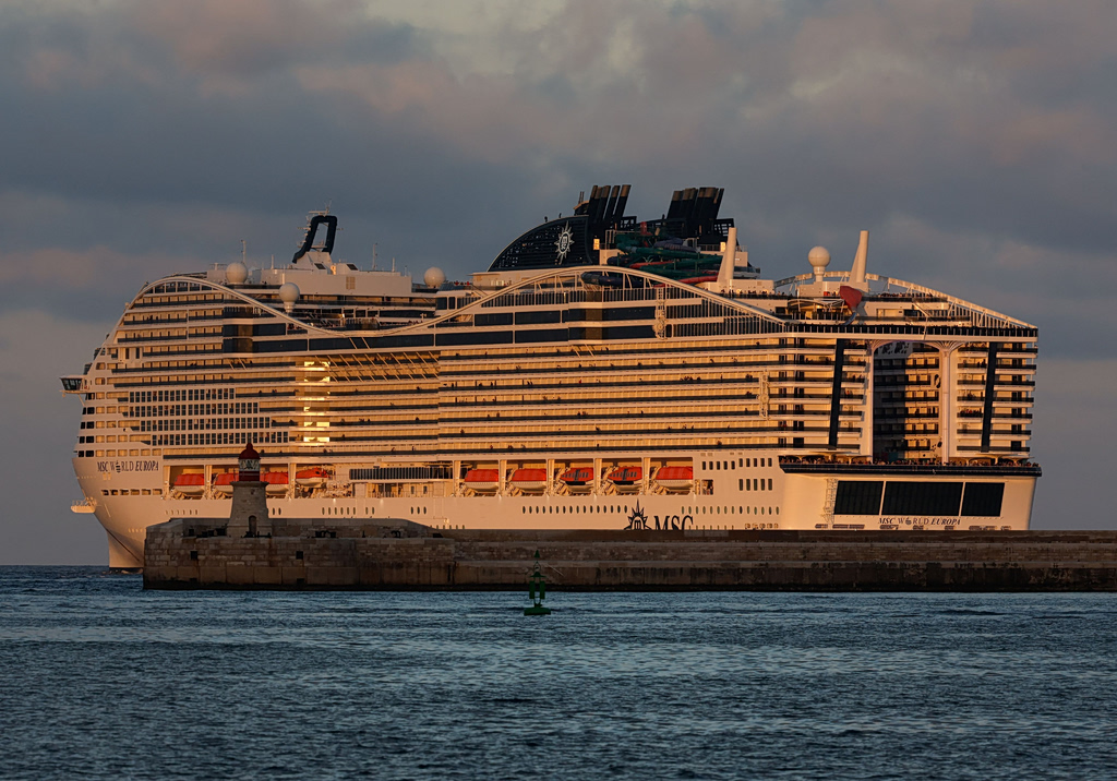 Περσικός Κόλπος: 20.000 ναυτικοί και 15.000 επιβάτες κρουαζιερόπλοιων αποκλεισμένοι λόγω του πολέμου στο Ιράν