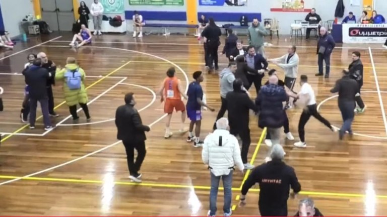 Χαμός στο Αμύντας  Ανόρθωση: Ένταση, γαλλικά και ξύλο (vid)