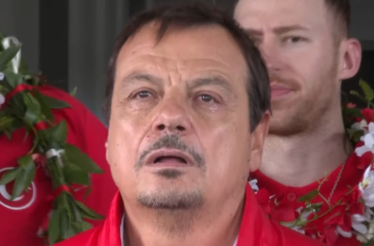 Ο Αταμάν και τα δάκρυά του στην υποδοχή της Τουρκίας (vid)